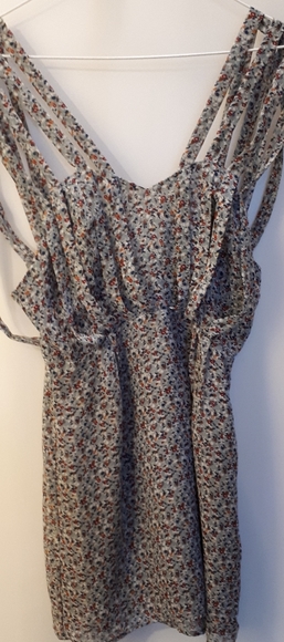 Dress with flower pattern - Picture 6 of 10